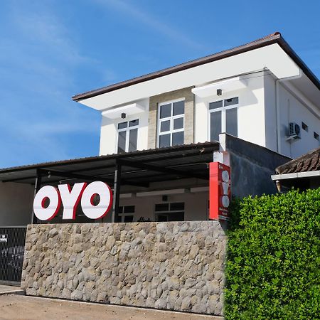 Super Oyo 995 Alice'S Homestay Syariah Джембер Экстерьер фото