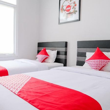 Super Oyo 995 Alice'S Homestay Syariah Джембер Экстерьер фото