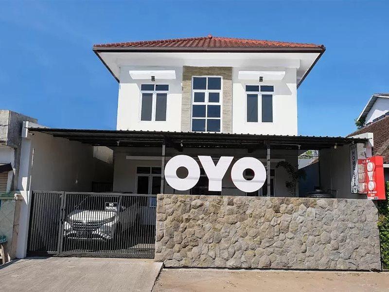 Super Oyo 995 Alice'S Homestay Syariah Джембер Экстерьер фото
