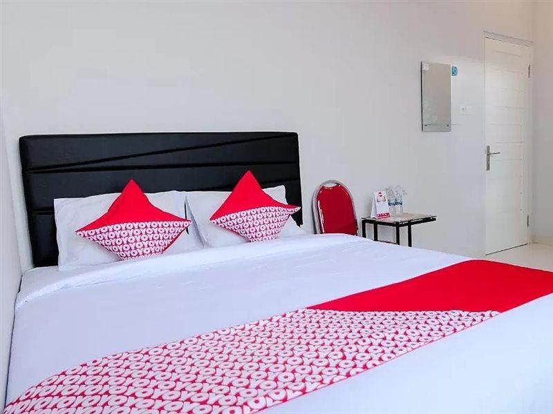 Super Oyo 995 Alice'S Homestay Syariah Джембер Экстерьер фото