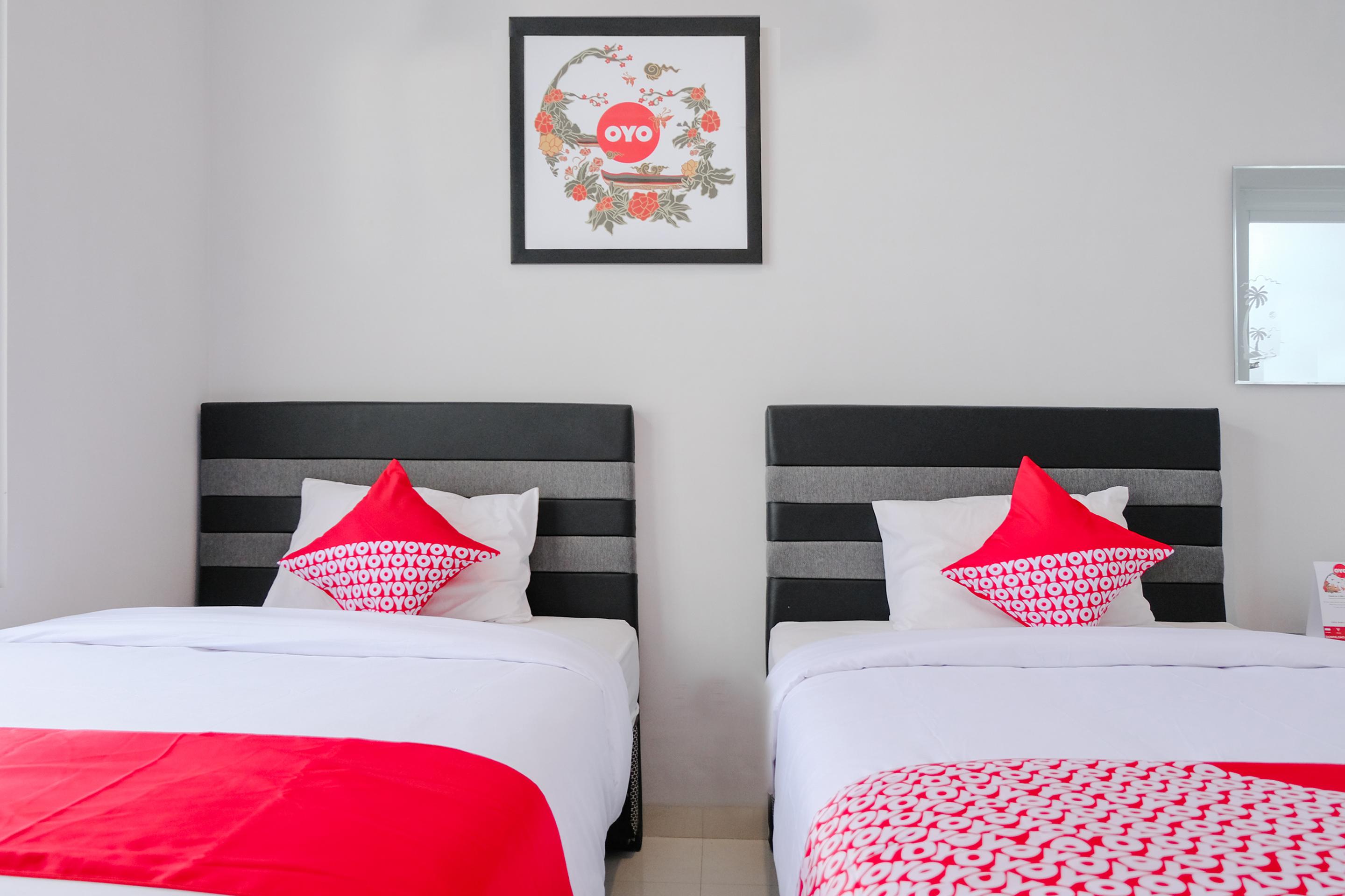 Super Oyo 995 Alice'S Homestay Syariah Джембер Экстерьер фото