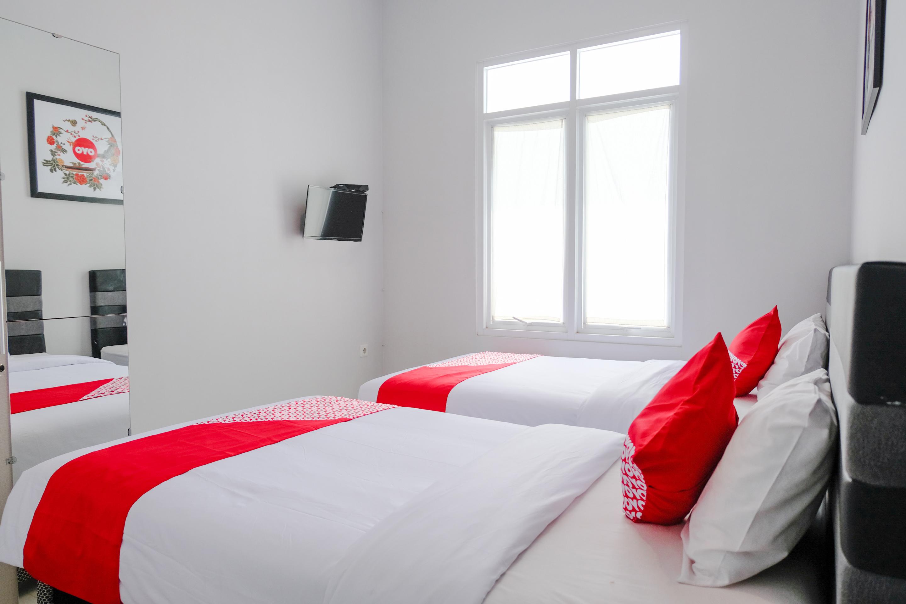 Super Oyo 995 Alice'S Homestay Syariah Джембер Экстерьер фото