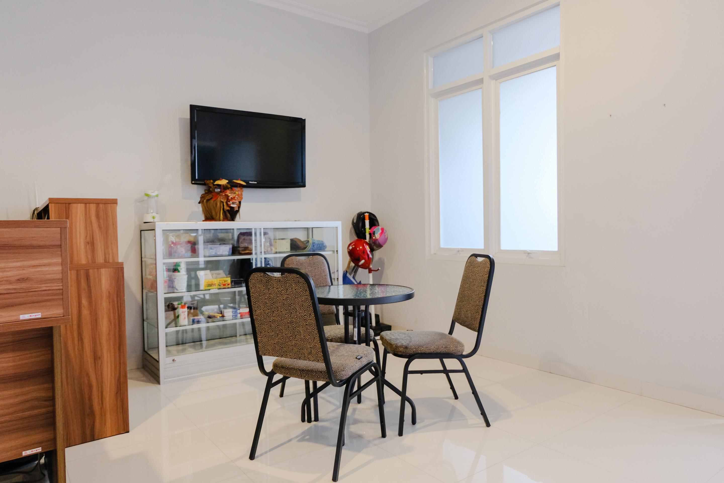 Super Oyo 995 Alice'S Homestay Syariah Джембер Экстерьер фото