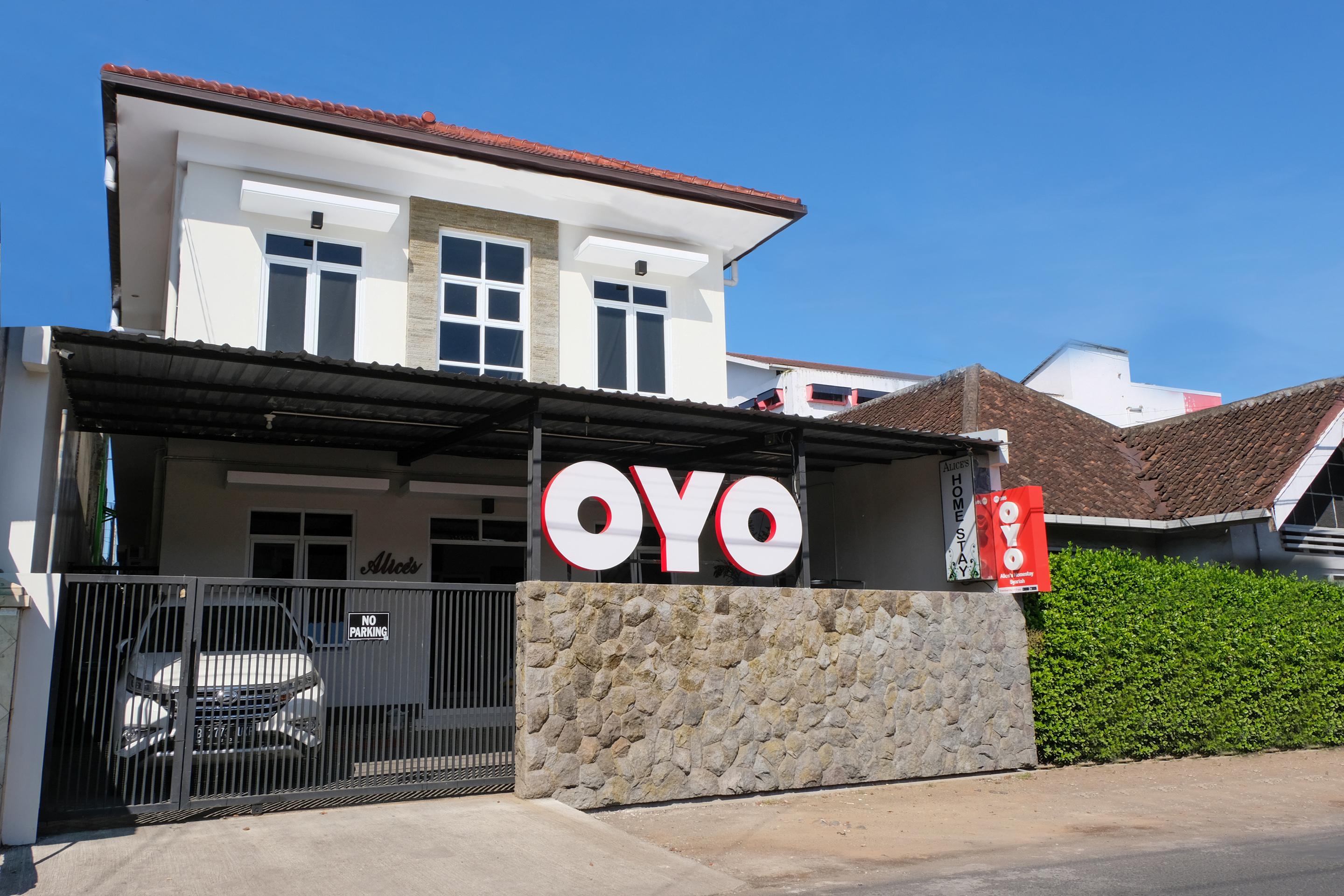 Super Oyo 995 Alice'S Homestay Syariah Джембер Экстерьер фото