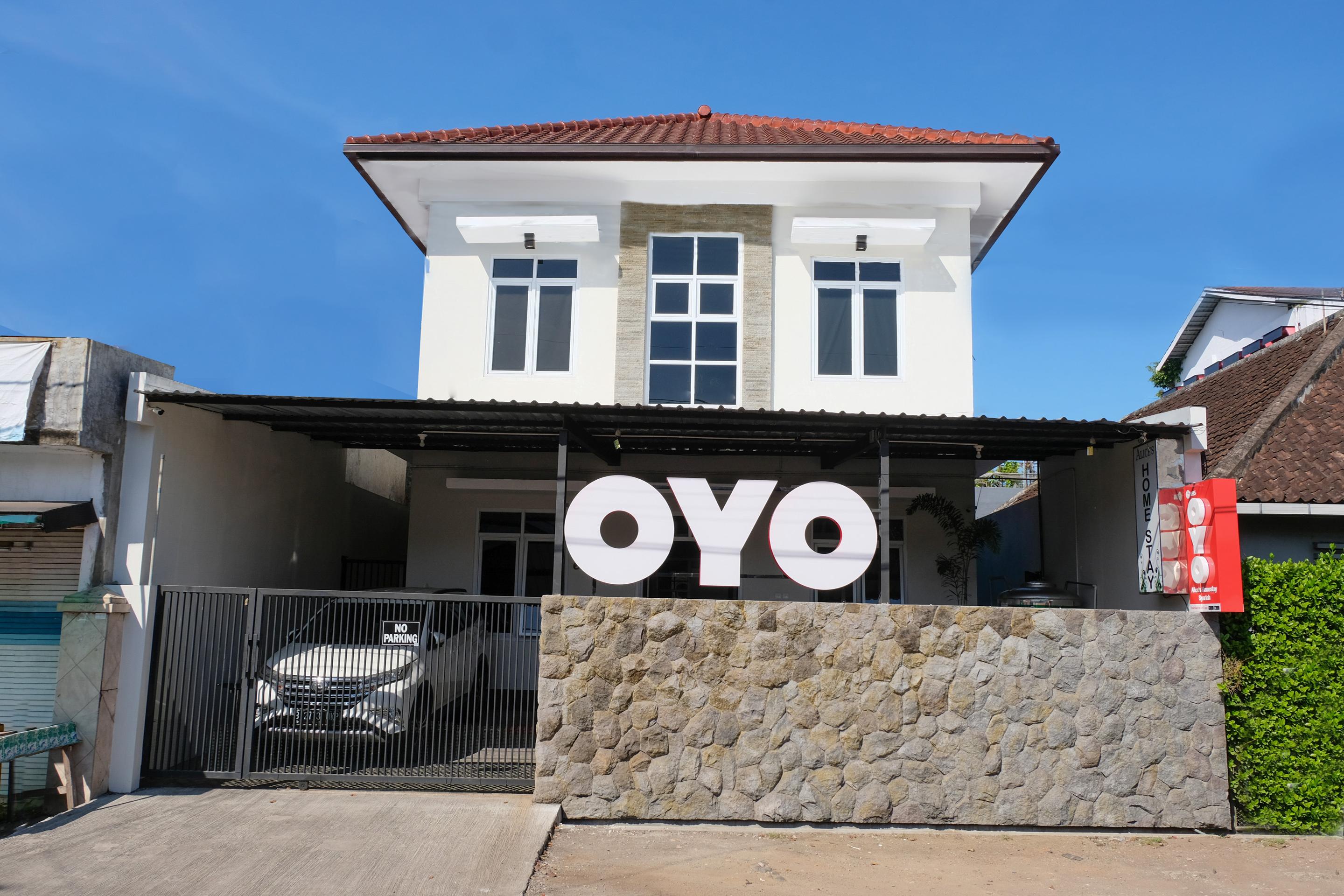 Super Oyo 995 Alice'S Homestay Syariah Джембер Экстерьер фото