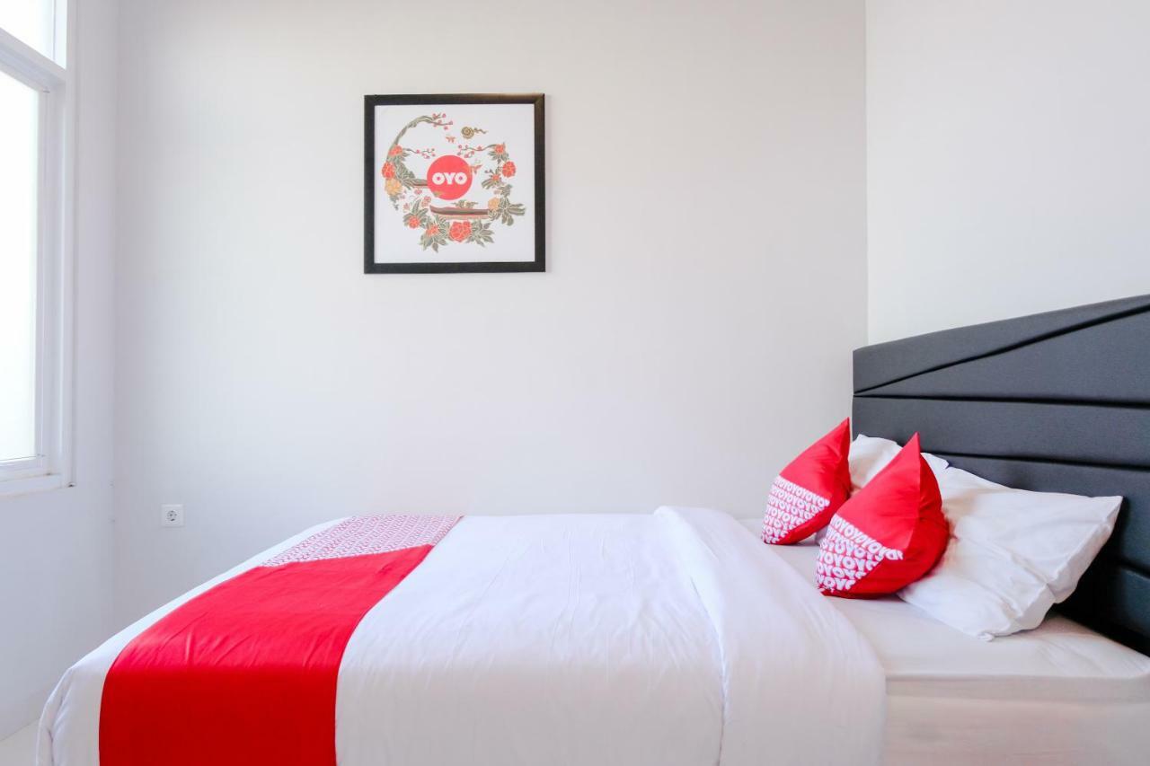 Super Oyo 995 Alice'S Homestay Syariah Джембер Экстерьер фото