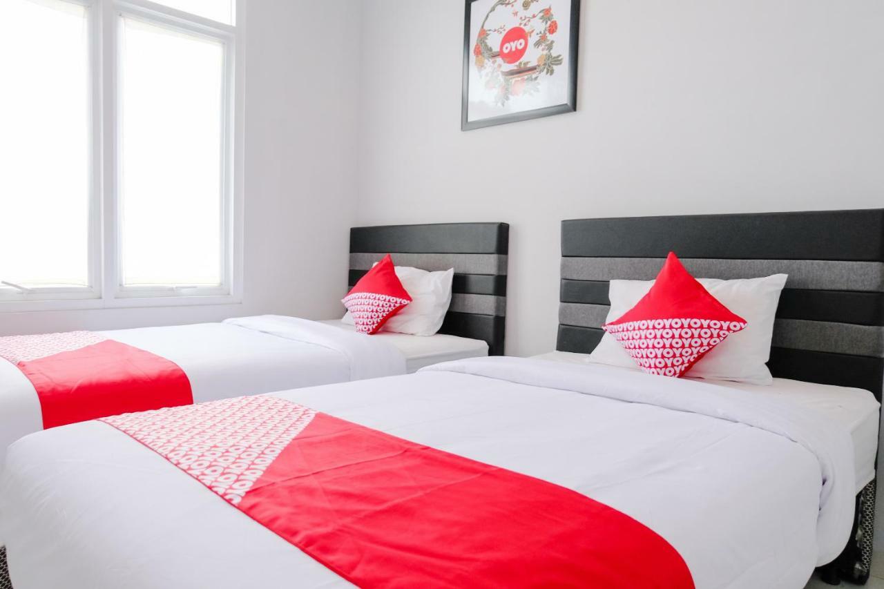 Super Oyo 995 Alice'S Homestay Syariah Джембер Экстерьер фото