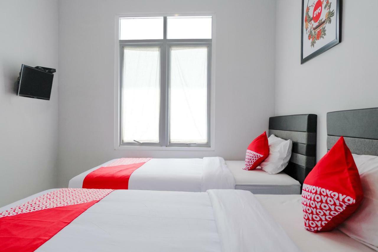 Super Oyo 995 Alice'S Homestay Syariah Джембер Экстерьер фото